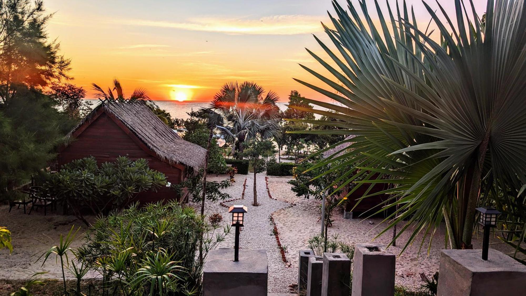 Ampazony Oasis Lodge Mahajanga Eksteriør billede