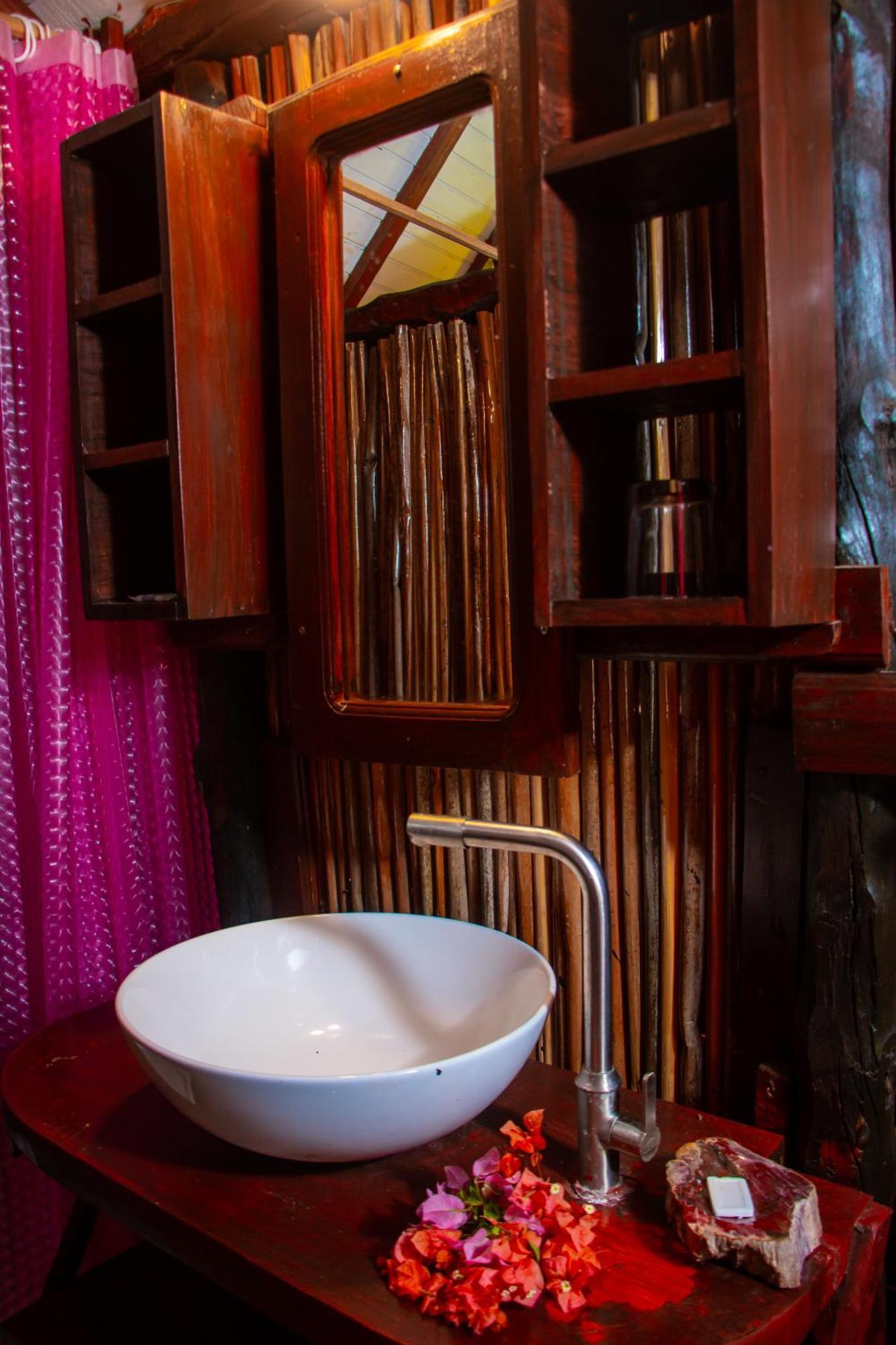 Ampazony Oasis Lodge Mahajanga Eksteriør billede